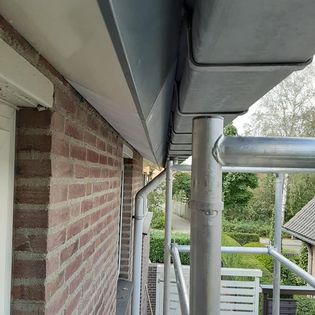 rotte-boeidelen-door-lekkende-dakgoot-in-gennep-3